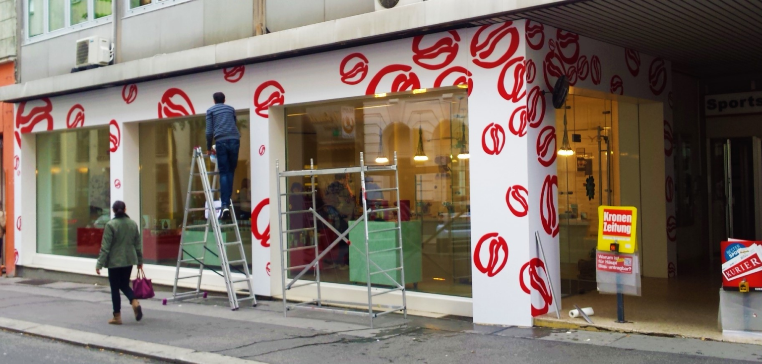 Hinterlassen Sie einen unmittelbaren Eindruck mit professioneller Fassadenbeschriftung. Bringen Sie Ihre Botschaft mit Außenwerbelösungen von Facade Lettering nach außen.