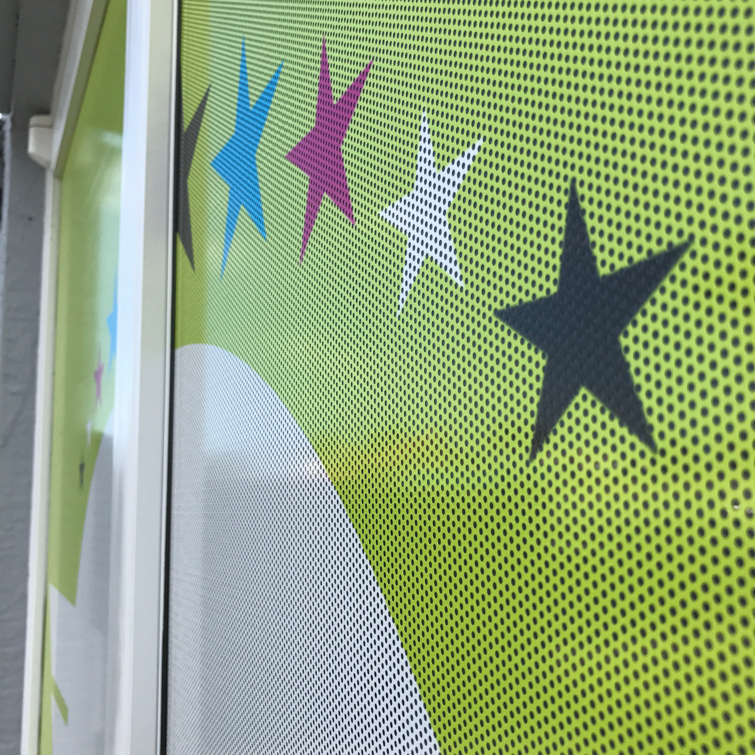 Fensterfolie mit ABG ist eine selbstklebende Fensterfolie, die eine hervorragende Leistung bietet und ein toller Blickfang ist. Passen Sie sie an Ihre Corporate Identity an.