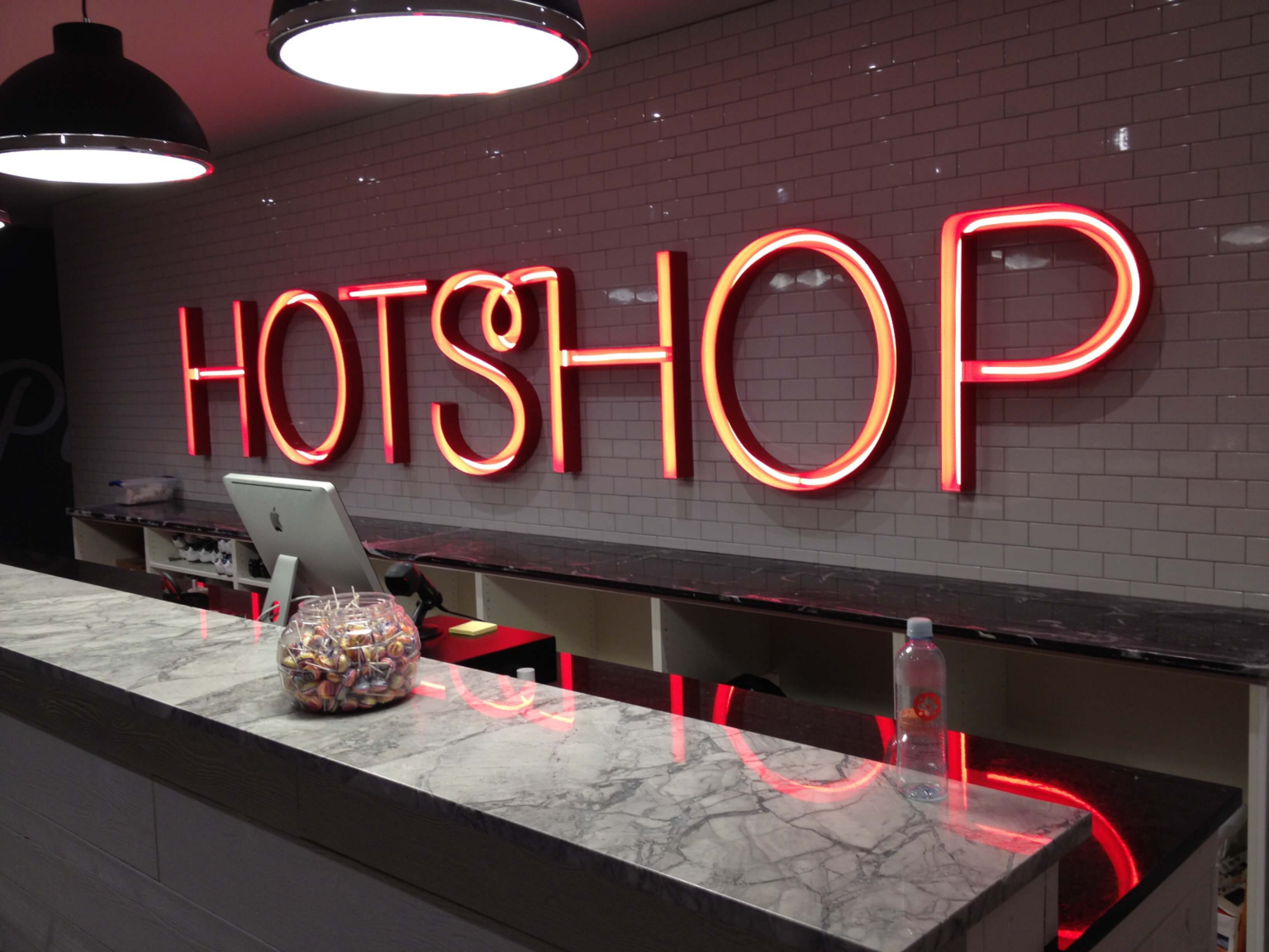 Frontal leuchtende LED-Buchstaben mit UV-Druck. Diese modernen LED-Buchstaben sind ein bisschen teuer, aber sie bieten immer gleichmäßiges Licht und ein hervorragendes Aussehen.