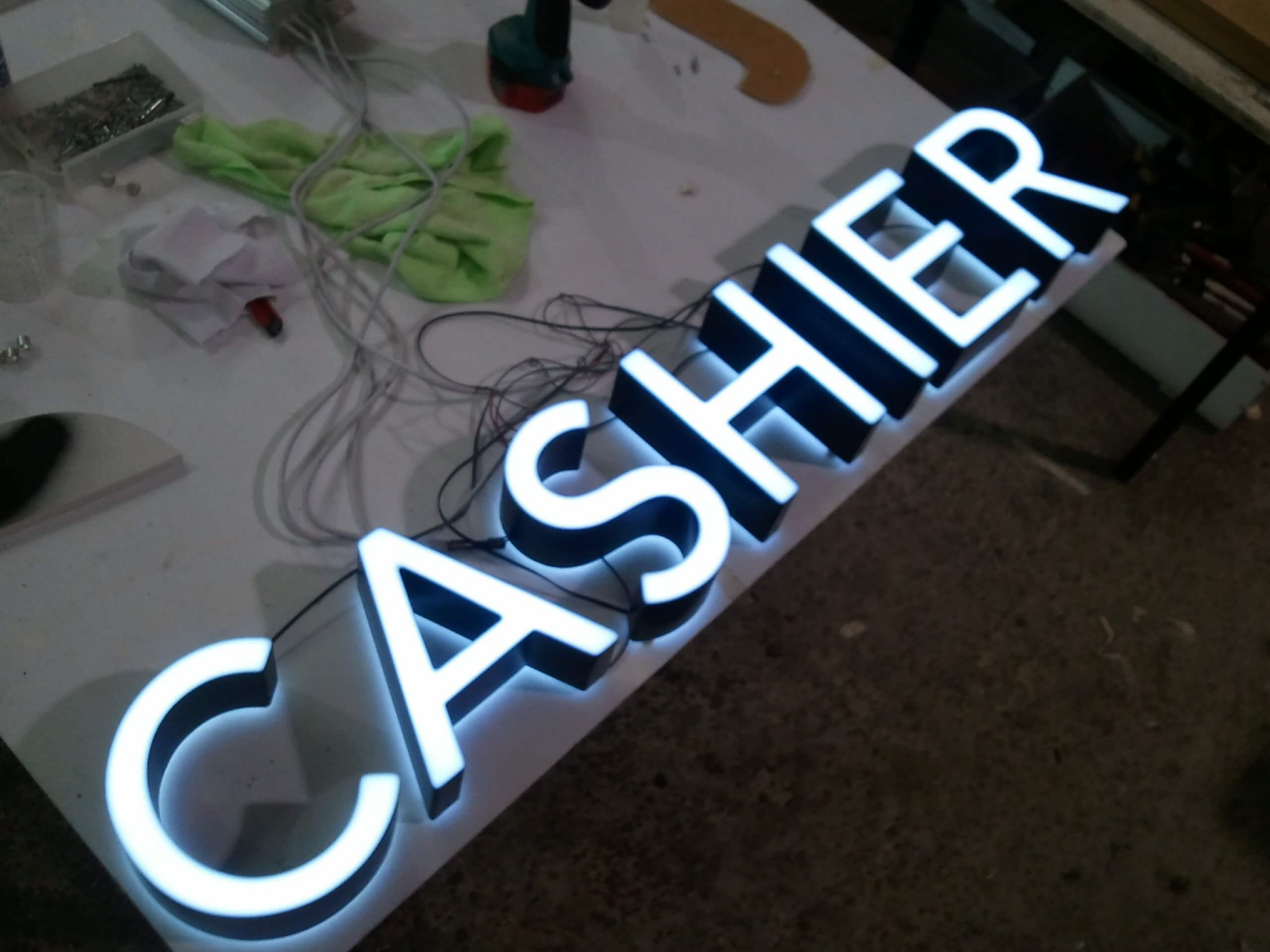 Frontal leuchtende LED-Buchstaben sorgen stets für eine gleichmäßige Ausleuchtung und ein edles Erscheinungsbild. Das Wort ist sichtbar brillanter und die Lichtausbeute ist bis zu 100% höher als bei herkömmlicher Beleuchtung.