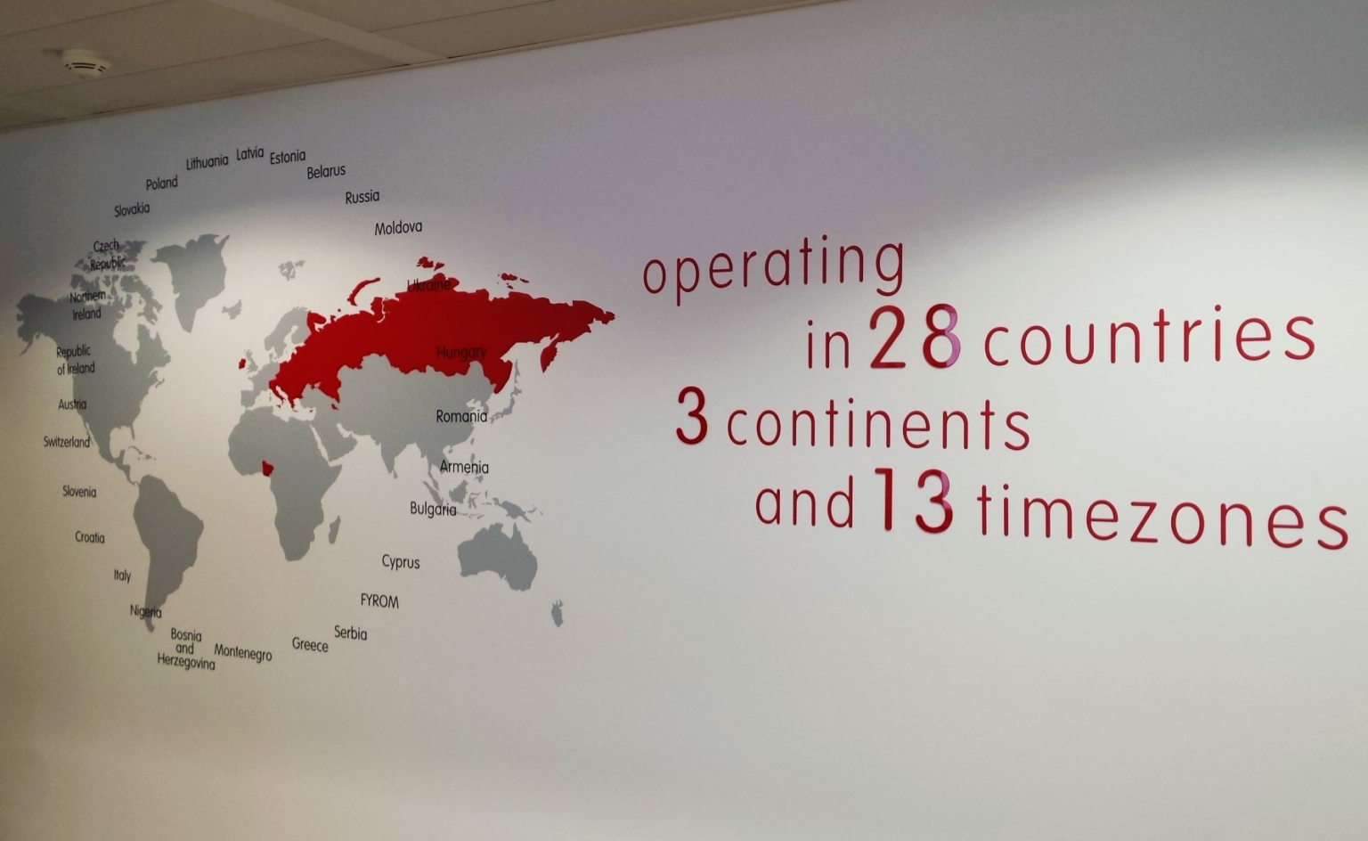 Verleihen Sie Ihren Räumen eine einzigartige Note mit Innenbeschriftung und Beschilderung. Holen Sie sich aufmerksamkeitsstarke Filme und werten Sie Ihre Empfangs- und Konferenzräume auf.