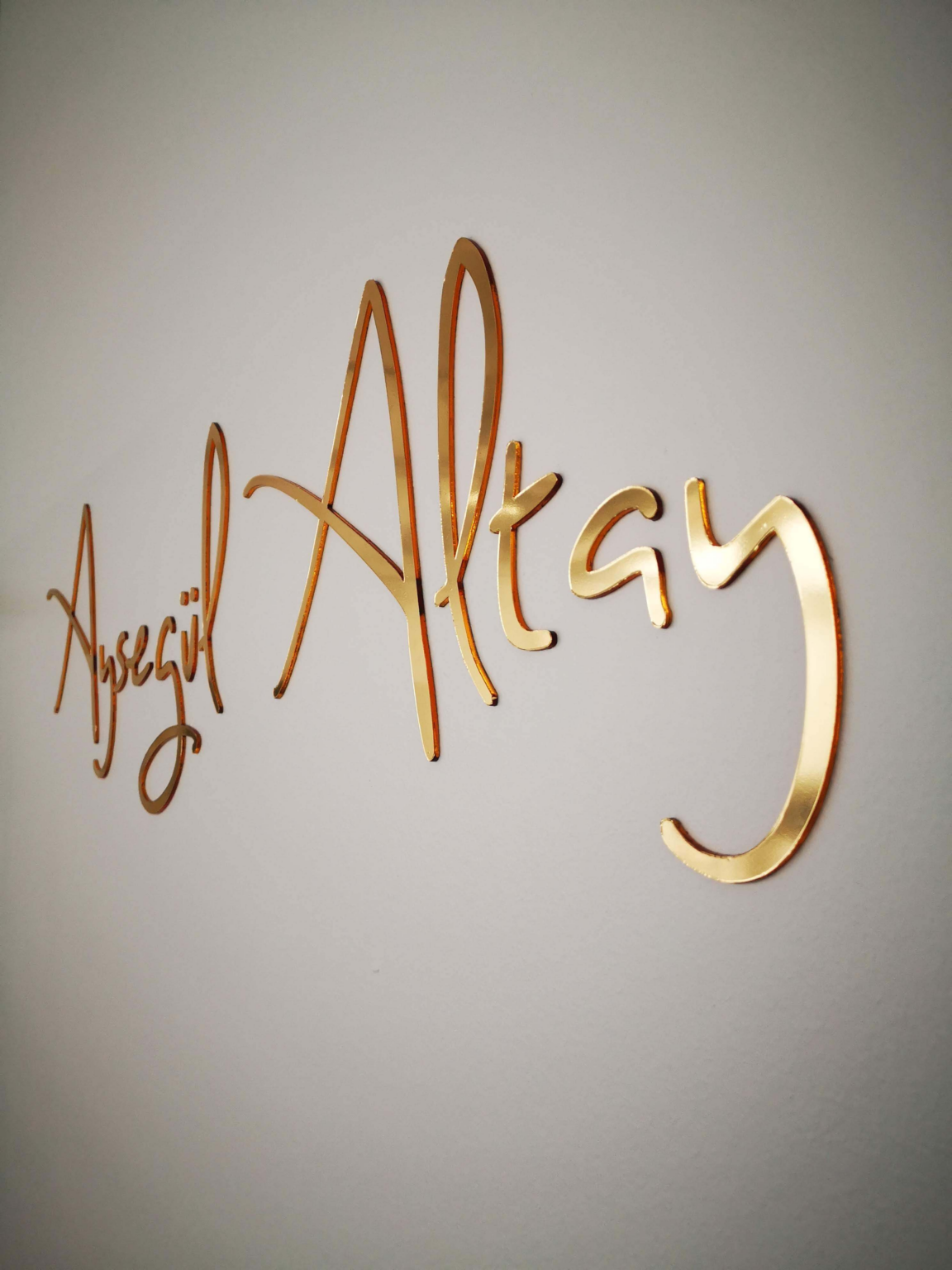 Reflektierende Buchstaben sind eine kostengünstige Möglichkeit, auffällige Werbung zu machen. Diese Buchstaben sind in erster Linie für den Innenbereich gedacht, und sind eine qualitativ hochwertige Möglichkeit, um Ihre Produkte zu werben.