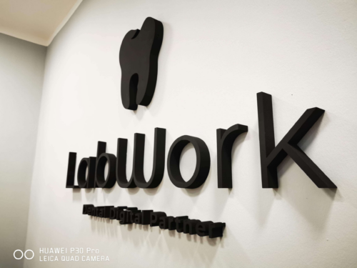 Styrodur-Buchstaben sind leicht und präzise, perfekt für Außenanwendungen.