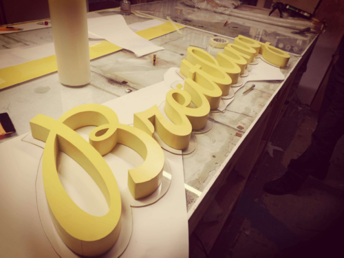 Styrodur-Buchstaben sind leicht und präzise, perfekt für Außenanwendungen.