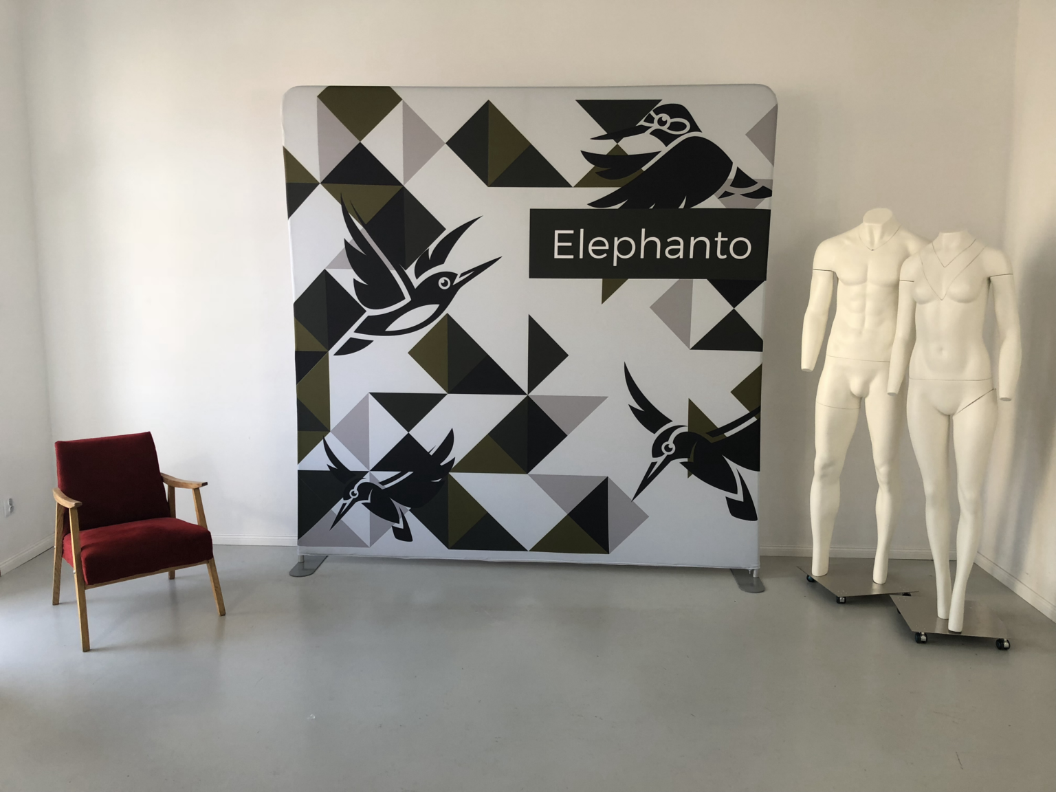 Erstellen Sie individuelle Displays und Grafiken mit Textile Stands. Unsere Wandständer bieten Platz für bis zu 6 Meter Breite und sind in verschiedenen Größen erhältlich. Probieren Sie es noch heute aus!