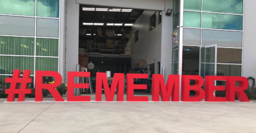 Leichte und wiederverwendbare Styroporbuchstaben sind eine beliebte Wahl für Messedisplays.