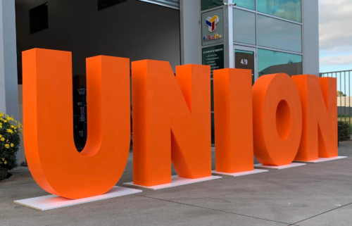 Leichte und wiederverwendbare Styroporbuchstaben sind eine beliebte Wahl für Messedisplays.