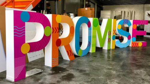 Leichte und wiederverwendbare Styroporbuchstaben sind eine beliebte Wahl für Messedisplays.