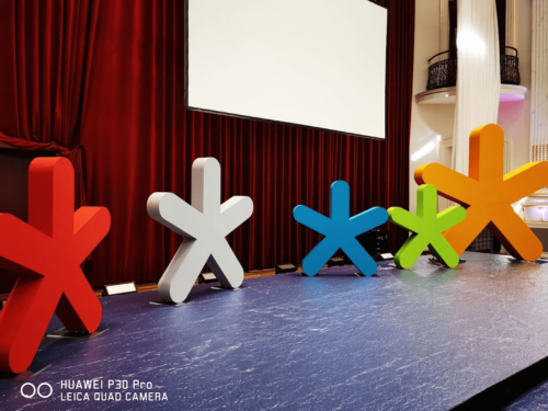 Leichte und wiederverwendbare Styroporbuchstaben sind eine beliebte Wahl für Messedisplays.