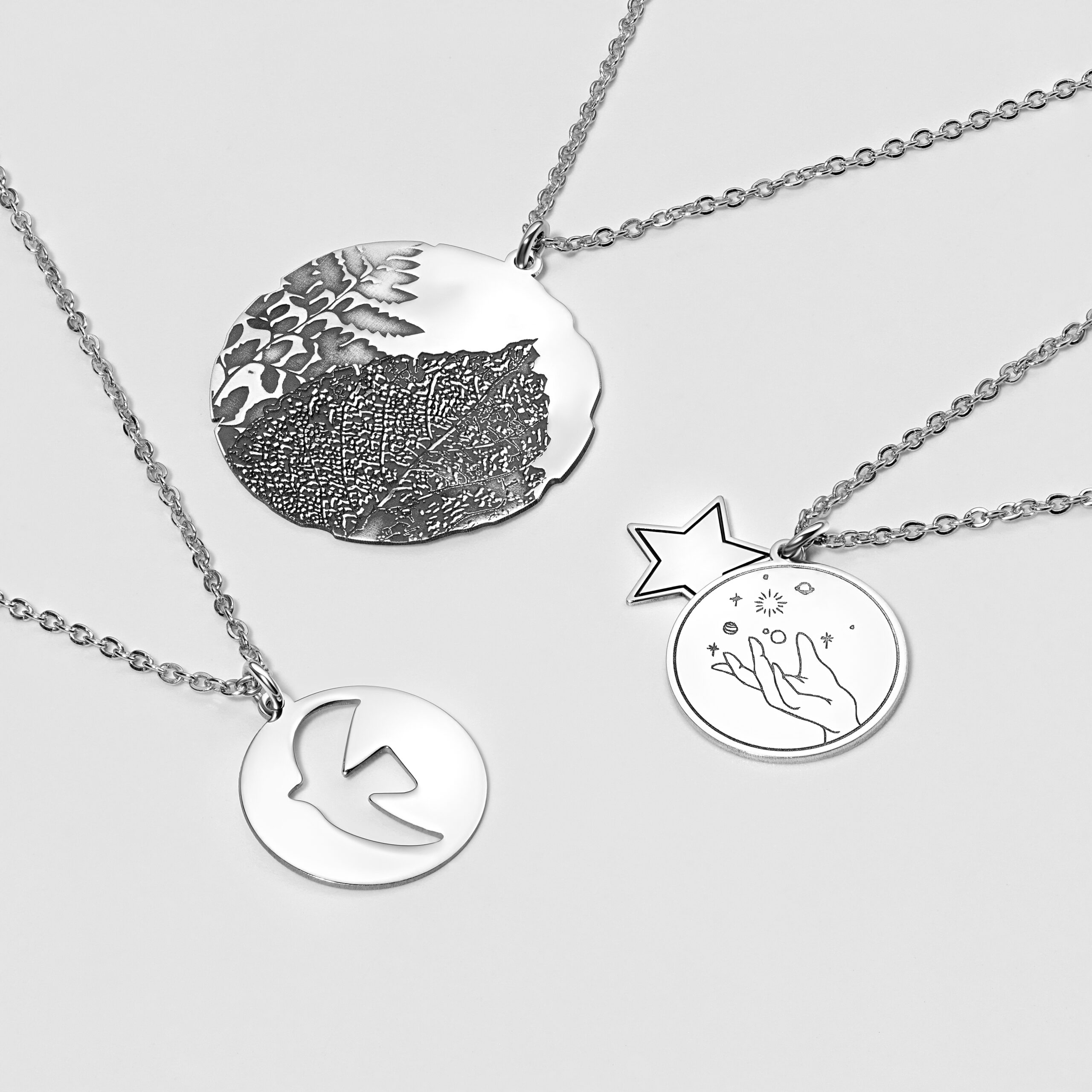 Elegant jewelry set. Jewellery set with gemstones. Jewelry accessories collage. Product still life concept. Ring, necklace and earrings. Silberketten mit verschieden gravierten Anhängern.