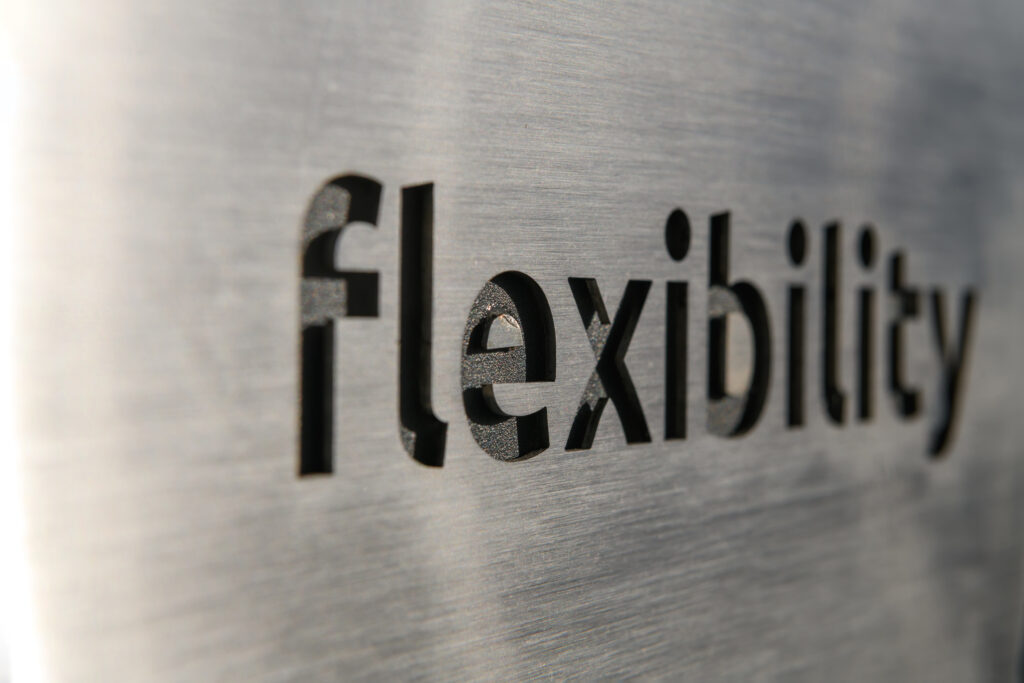 Das Wort "flexibility" in Metall eingraviert.