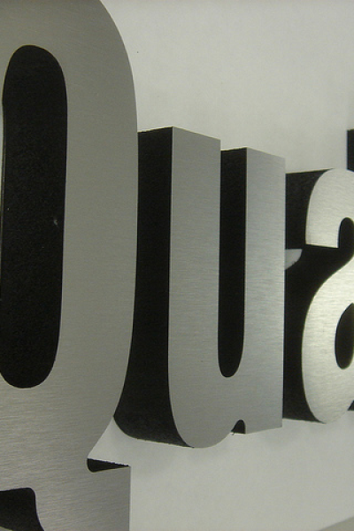 Styrodur-Buchstaben und -Logos auf Dibond-Platten erhalten durch Digitaldruck ein elegantes Aussehen, ohne zu kostspielig zu sein.
