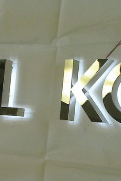 LED-Leuchtbuchstaben mit Umkehrspiegel sind eine großartige Möglichkeit, sich abzuheben und gesehen zu werden.